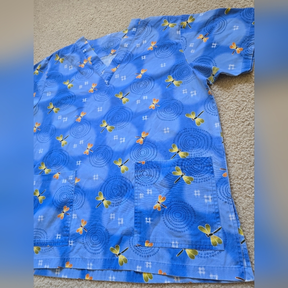 🌈Dragonfly Print Scrub Top – Size Large